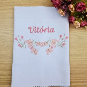 Matriz de bordado Arranjo Jardim Delicado com Nome (Pontos Leves) Matriz de bordado Arranjo Jardim Delicado com Nome (Pontos Leves)