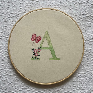 Monograma com Flores e Borboletas Letra A (Pontos Leves)