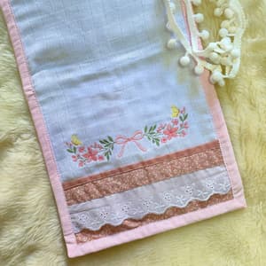 Arranjo Floral com Laço e Nome