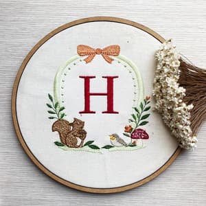 Brasão com Bichinhos e Letra (Pontos Leves)