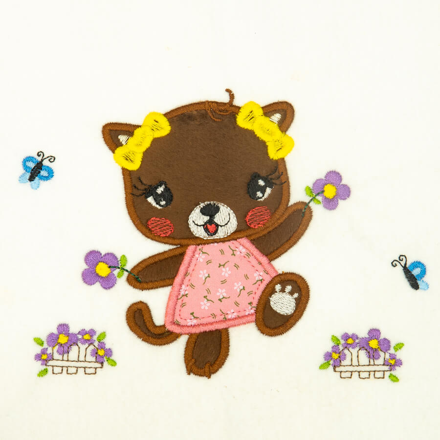 Matriz de Bordado  Gatinha Adorável em Aplique