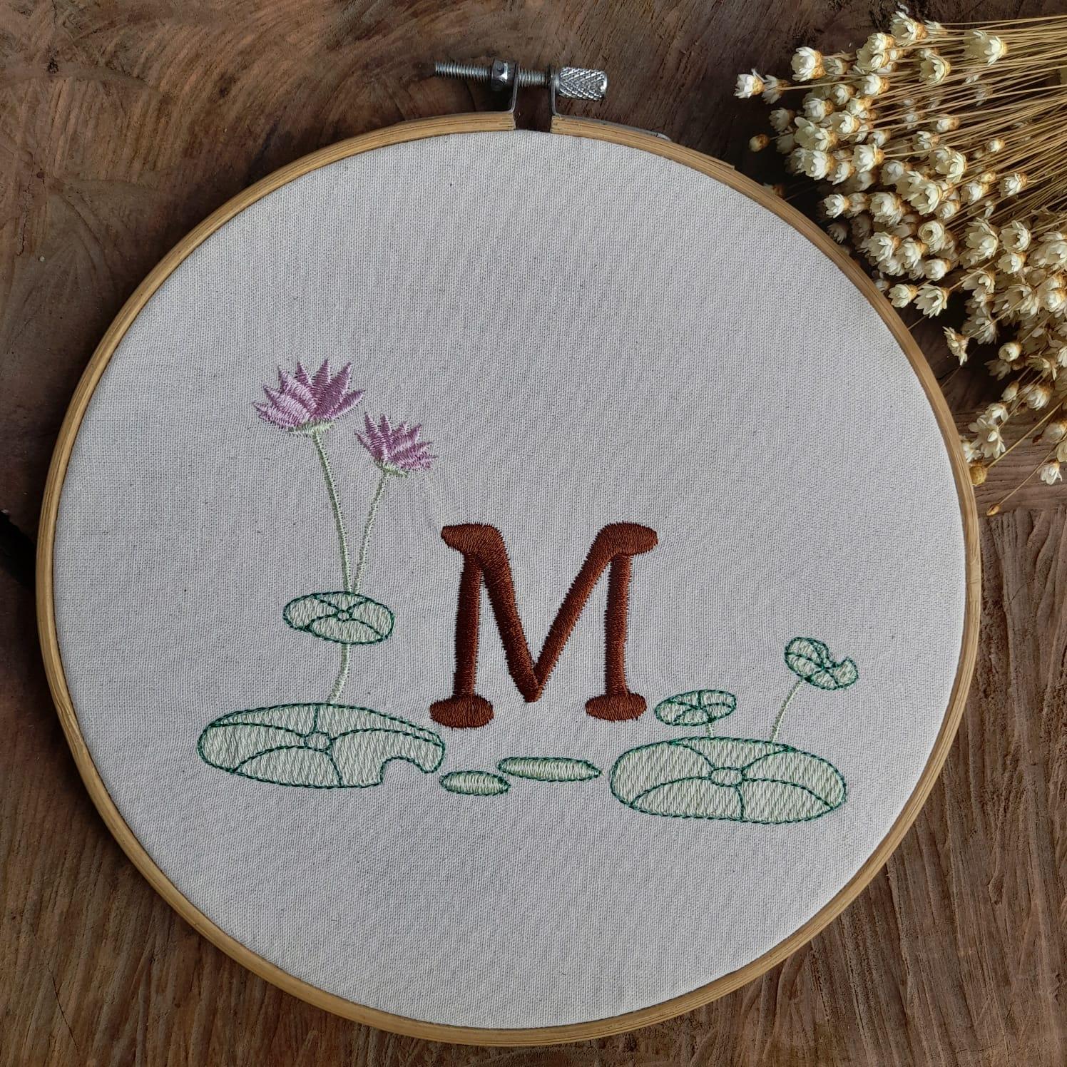 Matriz de Bordado  Flor de Lotus com Letra (Pontos Leves)